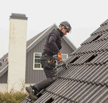 Michal Swiatek, delägare och montageansvarig på Hyllinge Solkraft, arbetar på tak